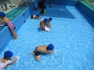 最後にぞう組がプールをきれいに掃除してくれました。「こども園のプールありがとう」来年は小学校の大きいプールが楽しみだね。