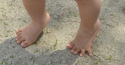今年初めて裸足で砂の上を歩きました。足の指で砂地をつかんでます。（いちご組）