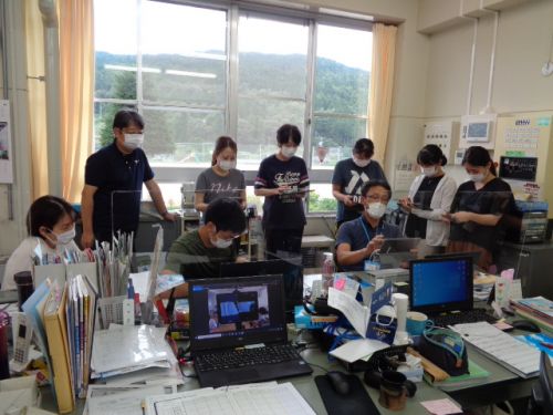 放課後、先生たちはオンライン授業の勉強をしています。さらば夏。