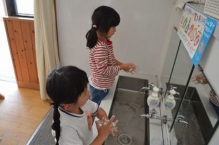 朝来ると外手洗い場で手を洗います。写真の手洗いは、給食前の手洗いです。「カメさんの手洗い」の表を見ながら上手に洗えます。