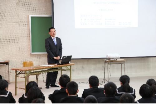 小坂市長のプレゼンを全校生徒で聞いています。