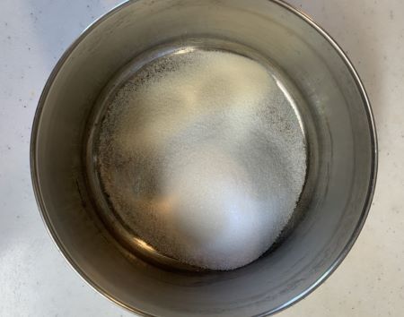 鍋に寒天・水・砂糖を入れてよく混ぜ、火をつける。