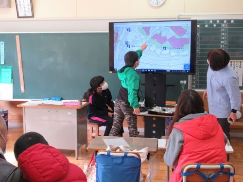 地区ごとに教室の大型ＴＶに６年生がタブレットからハザードマップを送信して学習を進めました。