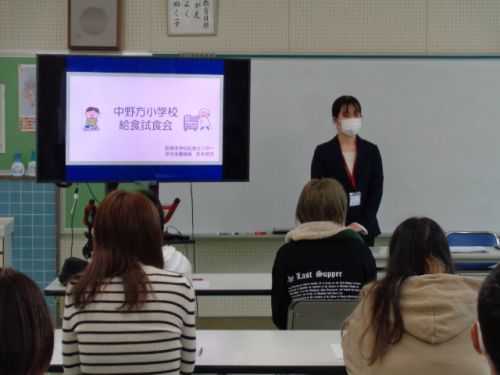 講師は栄養教諭の鈴木先生です。