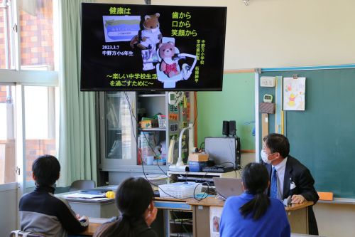 ６年生は、柘植先生に卒業講話をしていただきました。
