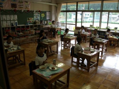 １年生は学校での初めての給食でした。