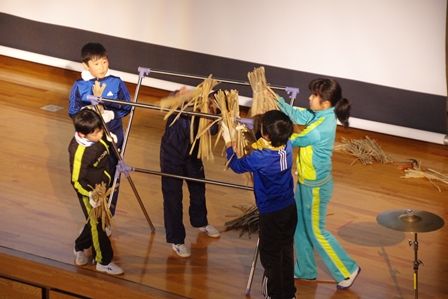 ５年生１５人は米作りについて自作の小道具を駆使して演劇で表しました。