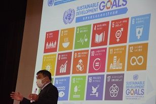 SDG`sの冊子を配るにあたり、校長がその説明をしました。