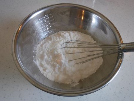 ボールに上新粉・砂糖・塩・ベーキングパウダーを入れ、泡立て器で混ぜ合わせる。【よく混ぜるのがポイント‼】