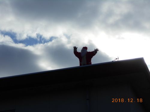 サンタさんが屋上から手を振ってみんなを見ていました。歓声があがりました。子ども達が言うには、サンタさんの近くにトナカイの角も見えたようですよ！