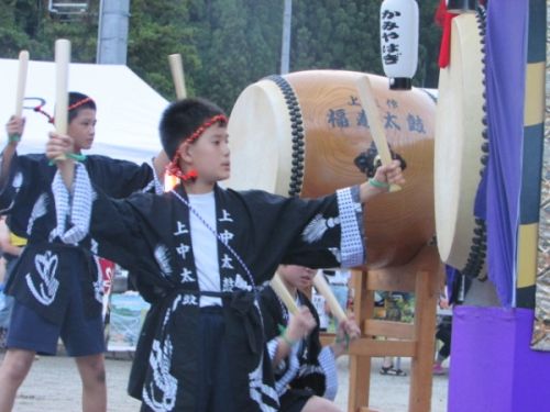 １年生は夏祭りで上矢作中太鼓を演奏しました