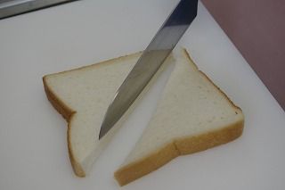 食パンを三角になるように半分に切ります。