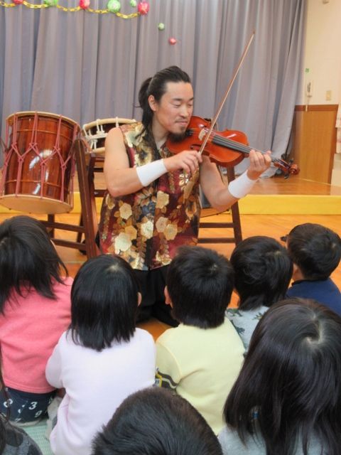 加藤さんはバイオリンも弾けます。自分で１２歳の時に作曲した曲を演奏してくれました。