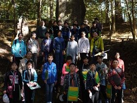 高学年：遠山塚でみんなで記念写真を撮りました。