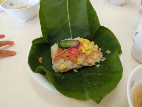 ６月の誕生会の未満児給食はほう葉寿司でした。