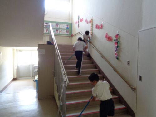 学校の怪談、いや階段を上から順に掃除しています。