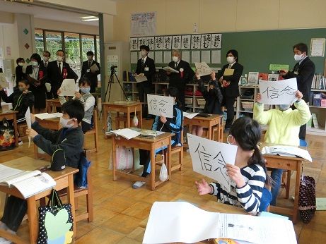 ５年生は串原小学校とZoomでつないで授業を行いました。
