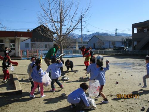 先生を助けようと子ども達は外に上靴のまま飛び出し、必死で豆を拾い集め鬼に向かって投げ続けます。