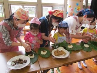 年長親子で朴葉ずし作り