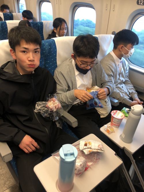 新幹線の中では、朝食タイム