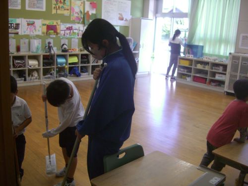 恵那北小学校では、一緒に掃除をして、「掃除指導中」