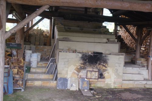 センター前にある「温故知新　原窯」これが、登り窯の名前。この窯の中で作品は焼き上がります。