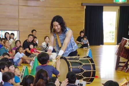 加藤拓三さんの太鼓演奏を親子で楽しみました。