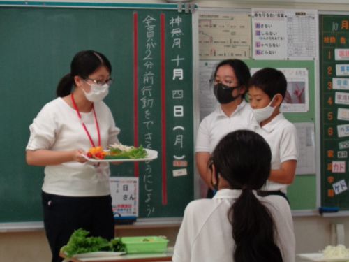 今日は栄養教諭の加藤先生も来校の日です。