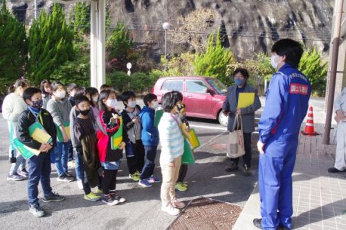 矢作ダムまでスクールバスで出かけました。