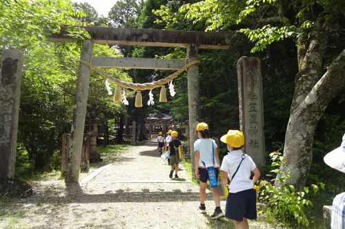 こちらは笠置神社です。子ども達はお参りする時のマナーをよく知っていて「真ん中は歩いちゃダメなんだよ。」と教えてくれました。