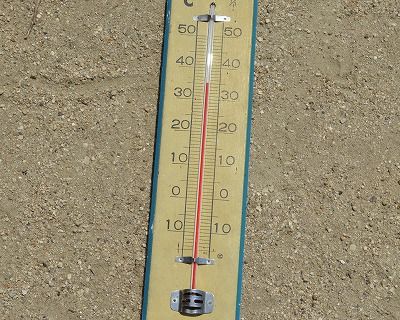 やっぱり暑かった。温度計は、３５℃でした。