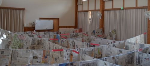 以上児さんが散歩に行っている間に・・・。遊戯室では新聞迷路が作られていました。