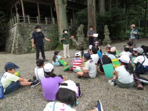 最後に熊野神社で話を聞き、スクールバスで学校へ戻りました。