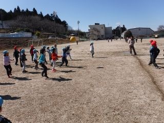 三郷小学校では、久しぶりに会った一年生のお友達とドッジボール、楽しかったよ！