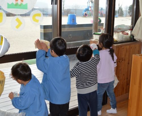 昨日は３歳児さんが　窓ふきや教室を雑巾かけしてくれました。