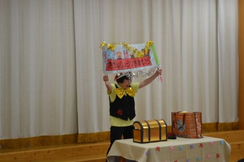 誕生会の出し物は『クリス明子のマジックショー』元吉田保育園園長、阿部明子先生がマジックを披露してくれました。