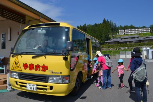 山岡こども園の黄色いバス。