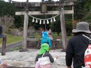 帰り道武並神社の途中まで行きました。今度は境内まで上がれるといいね。　