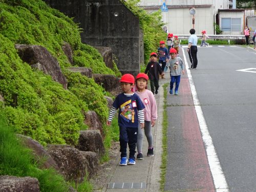 知新門前の道路を使って、歩道の中の歩き方も練習をしました。
