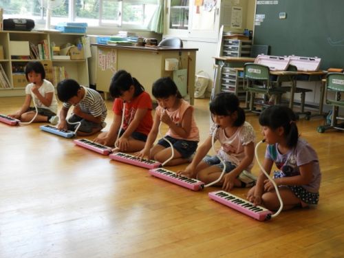 ぞう組さんは北小一年生の子たちに夏祭りの招待券をもって行きました。一年生の子たちが普段の学校の様子（国語の教科書の朗読や鍵盤ハーモニカの演奏など）を披露してくれました。