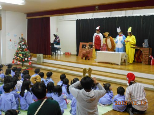 職員で「ばばばあちゃんのクリスマス」の劇をしました。子ども達は喜んで見てくれました。