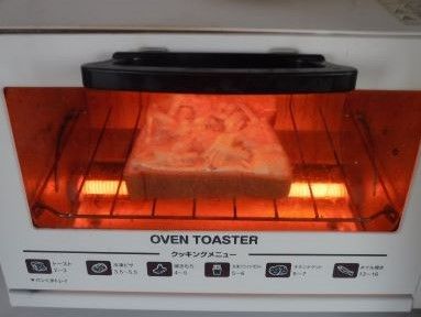 オーブンやトースターで焦げ目がつくまで焼く