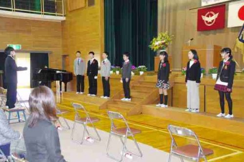 小学校生活最後の合唱では、きれいな歌声が体育館に響きました。