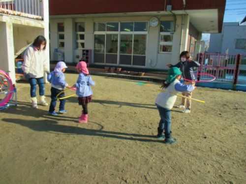 ５歳児から始まったフラフープ遊びが３歳児にも広がってきました。