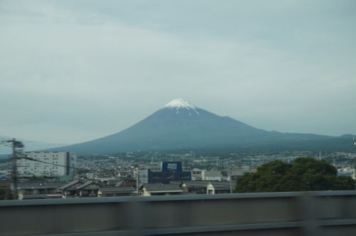 車窓からの富士山、3人は…。