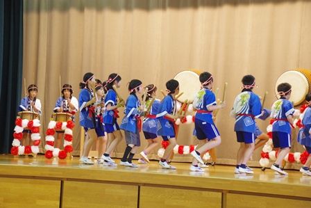 ５・６年生が上矢作小太鼓を披露しました。