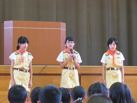 恵那市少年消防隊の６年生女子３人が制服姿で大活躍。
