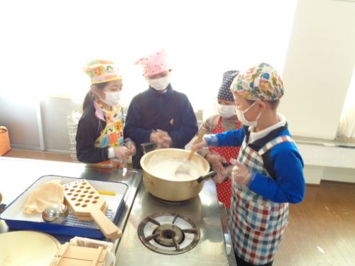 ３年生が豆腐作りをしました。白いのはジャガイモスープ？