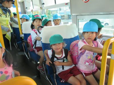 バスの乗れることがうれしい子どもたちです♪