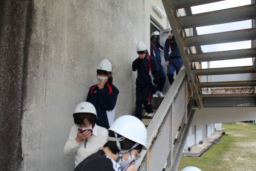 校舎横の階段で避難